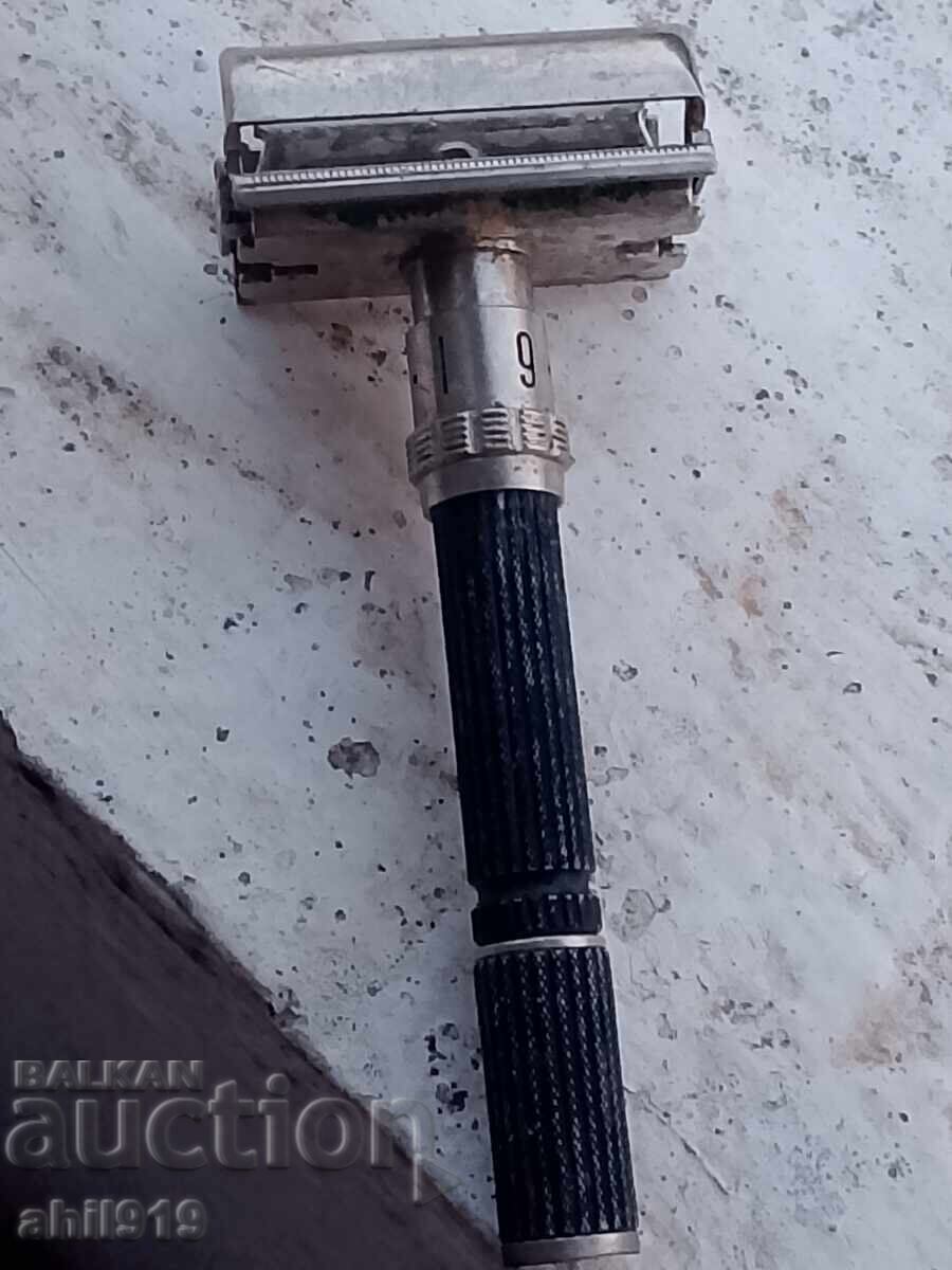 Licitație Un aparat de ras vechi Licitație Un aparat de ras vechi