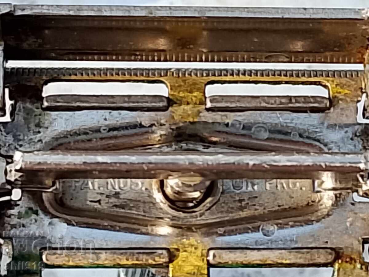 Livrarea Un aparat de ras vechi Livrarea Un aparat de ras vechi