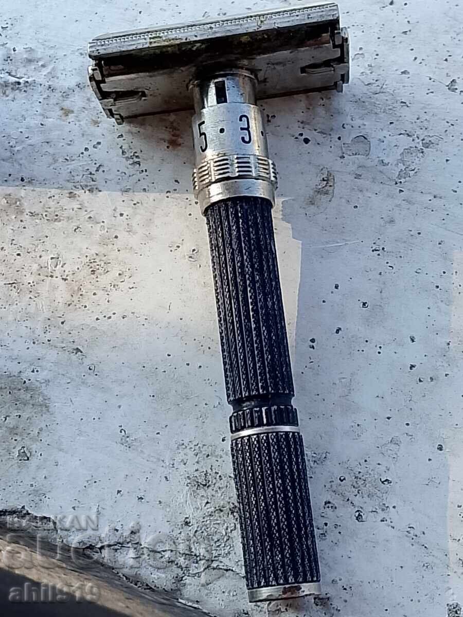 Un aparat de ras vechi Un aparat de ras vechi