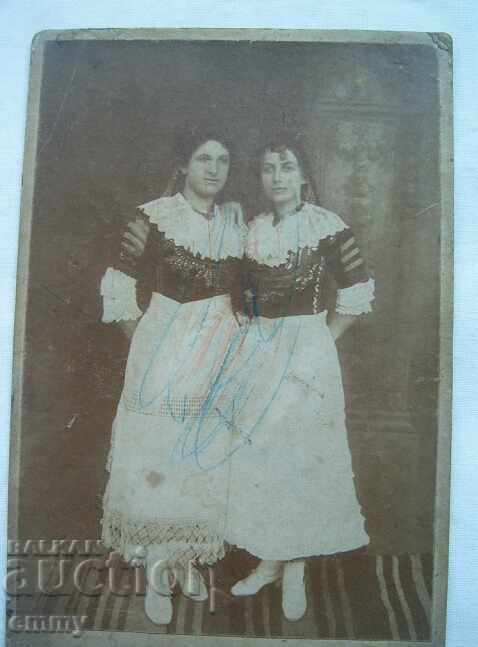 Παλιά φωτογραφία σε χαρτόνι - δύο κορίτσια, γυναίκες με τιμή 5.00 BGN | € 2.56