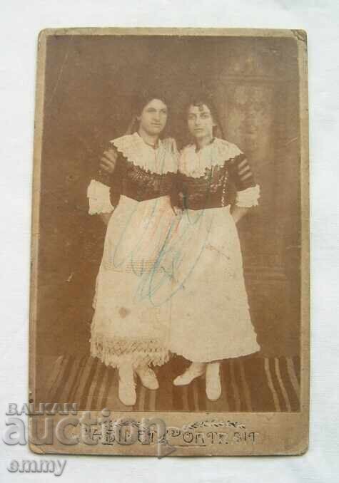 Παλιά φωτογραφία σε χαρτόνι - δύο κορίτσια, γυναίκες