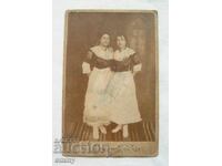 Παλιά φωτογραφία σε χαρτόνι - δύο κορίτσια, γυναίκες