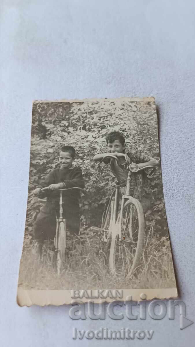 Foto Doi băieți cu biciclete retro
