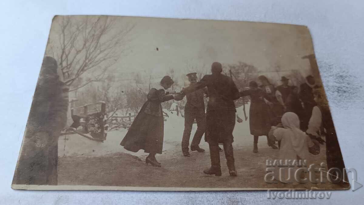 Fotografie Ofițeri bărbați și femei jucând horă iarna