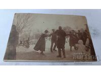 Fotografie Ofițeri bărbați și femei jucând horă iarna