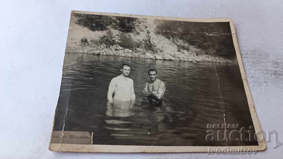Φωτογραφία Δύο ανδρών που κολυμπούν σε ποτάμι Φωτογραφία Δύο ανδρών που κολυμπούν σε ποτάμι