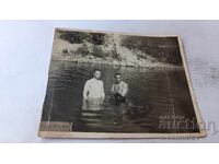 Φωτογραφία Δύο ανδρών που κολυμπούν σε ποτάμι