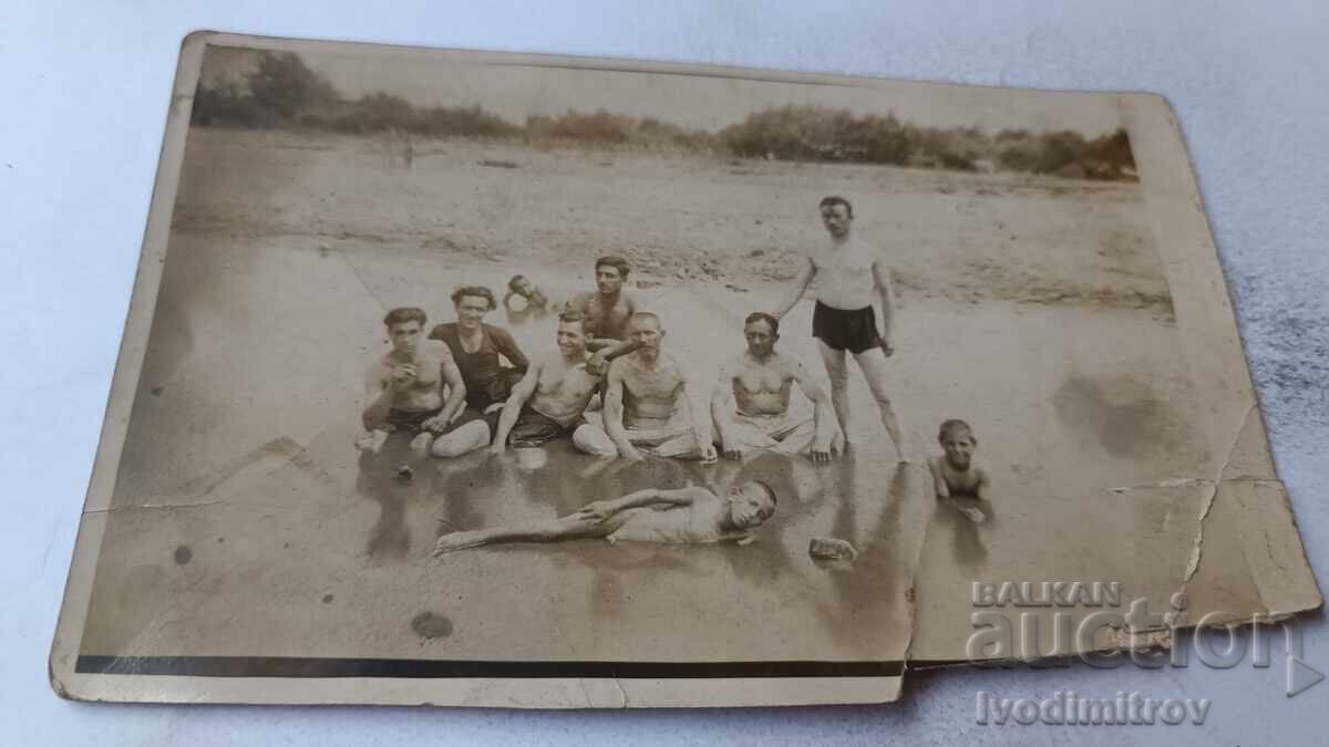 Снимка Млади мъже и деца в реката