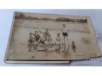 Φωτογραφία Νέοι άνδρες και παιδιά στο ποτάμι