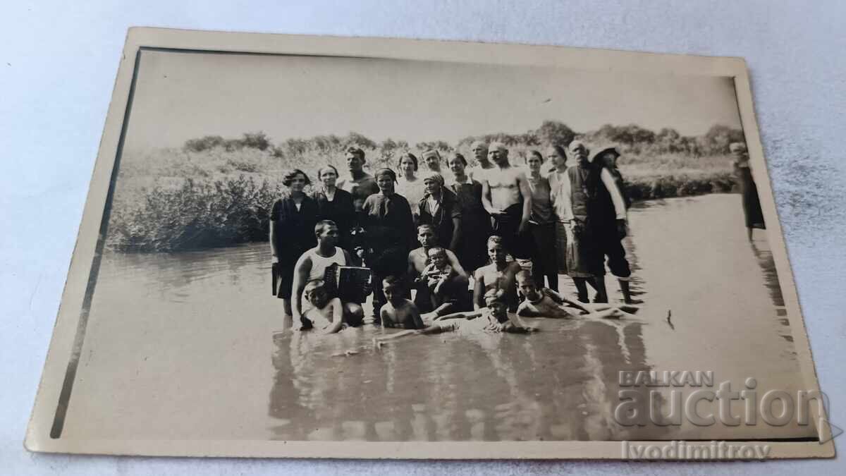 Φωτογραφία Άνδρες γυναίκες και παιδιά στο ποτάμι