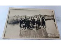 Φωτογραφία Άνδρες γυναίκες και παιδιά στο ποτάμι