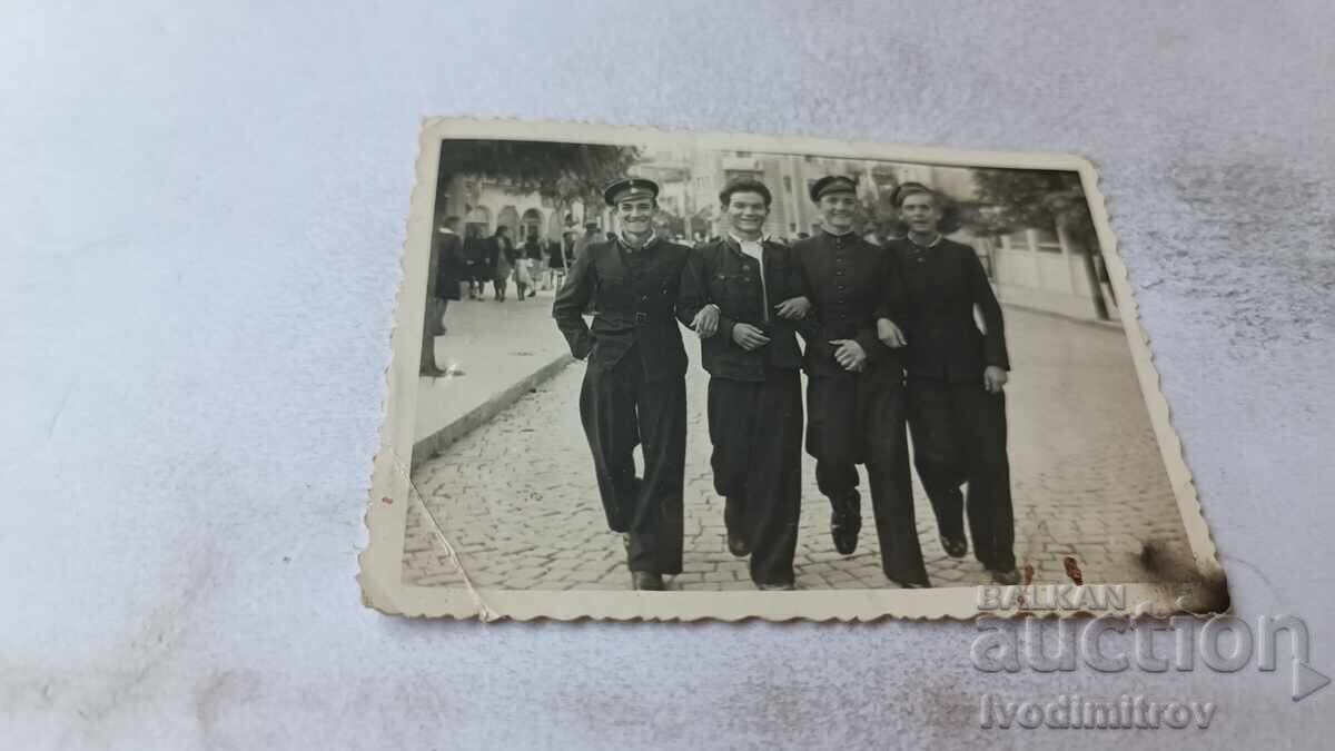 Φωτογραφία Σοφία Τέσσερις νέοι σε μια βόλτα Φωτογραφία Σοφία Τέσσερις νέοι σε μια βόλτα