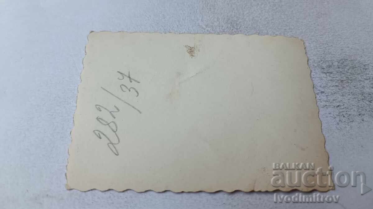 Licitație Fotografie Sofia Tânără la plimbare Licitație Fotografie Sofia Tânără la plimbare