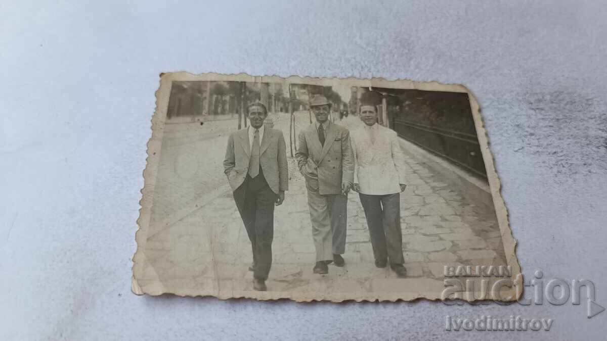 Φωτογραφία Σοφία Τρεις άντρες σε μια βόλτα Φωτογραφία Σοφία Τρεις άντρες σε μια βόλτα