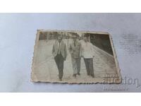 Снимка София Трима мъже на разходка