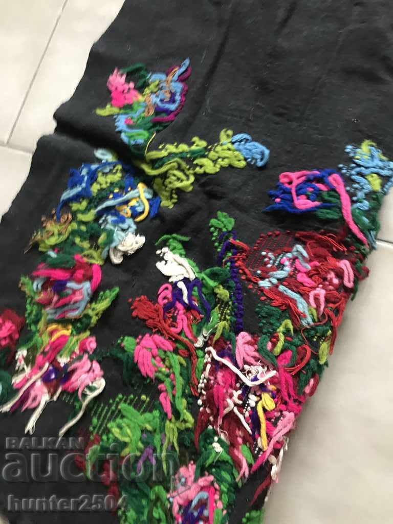 Auction  Apron-embroidered on woolen kerchief with woolen threads