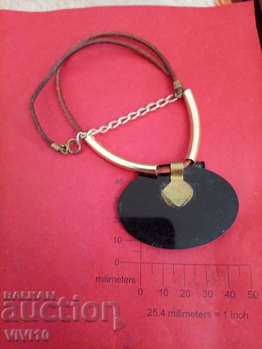 Colier vechi cu sidef cu preț € 15.00 | 29.34 BGN