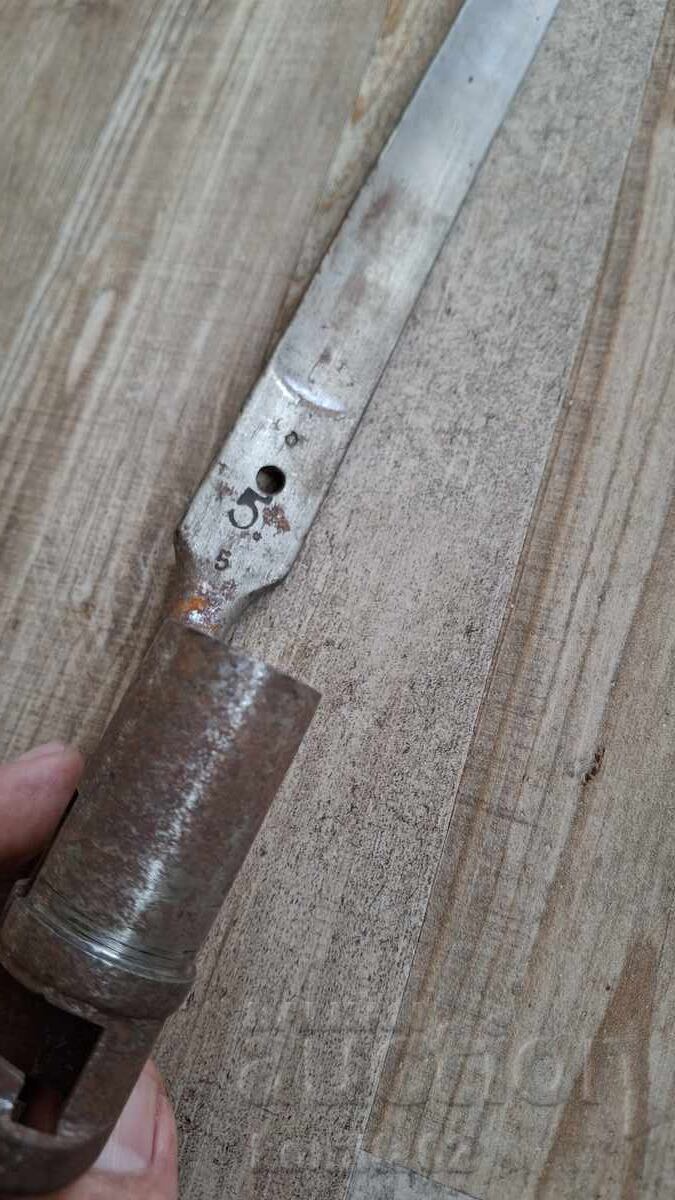 Auction Knife, bayonet, gun, capsule Auction Knife, bayonet, gun, capsule