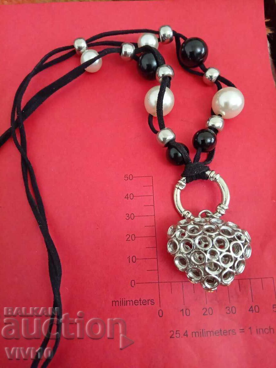 Αρχαίο κολιέ με πέτρες και μαργαριτάρια με τιμή € 20.00 | 39.12 BGN