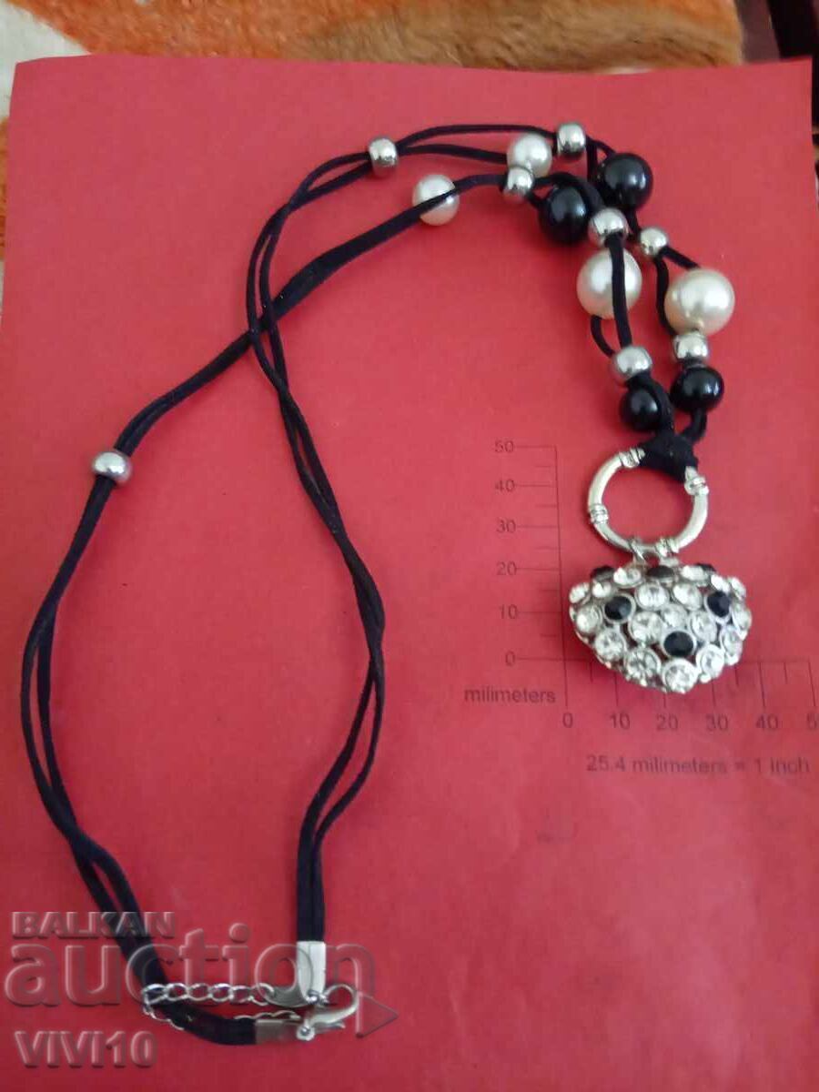 Αρχαίο κολιέ με πέτρες και μαργαριτάρια