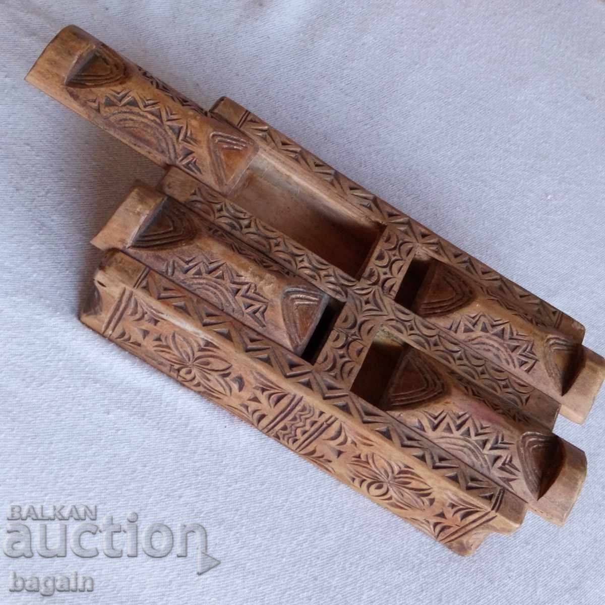 Shepherd's carving. Antique box