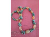 Αρχαίο κολιέ με φυσικά πετράδια