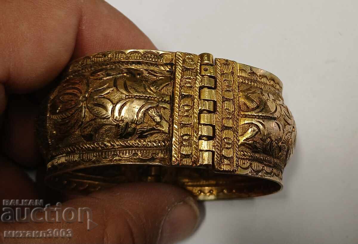 Доставка на БЪЛГАРСКА ВЪЗРОЖДЕНСКА ГРИВНА САЧАН С ПОЗЛАТА