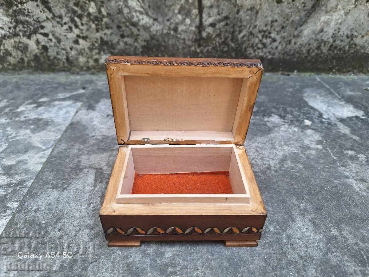 CUTIE DIN LEMN PENTRU BIJUTERII cu preț 6.00 BGN | € 3.07