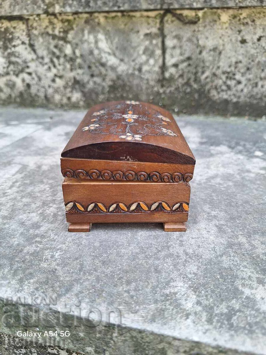 Licitație CUTIE DIN LEMN PENTRU BIJUTERII