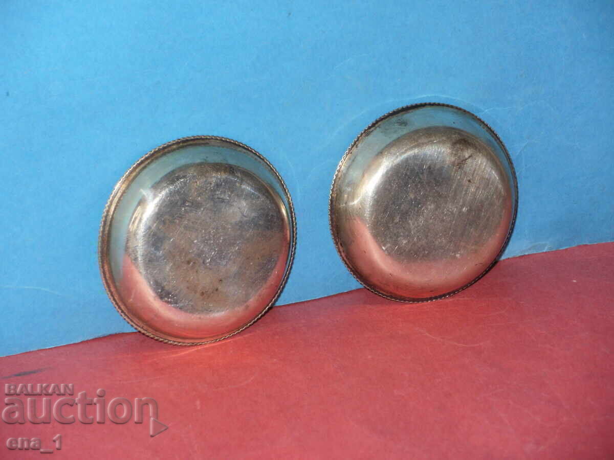 Лот от 2 малки сребърни чинийки за хайвер с орнаменти с цена 89.99 лв. | € 46.01