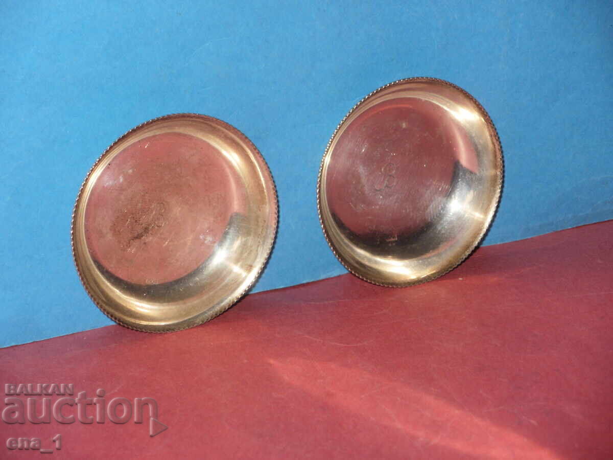 Аукцион Лот от 2 малки сребърни чинийки за хайвер с орнаменти