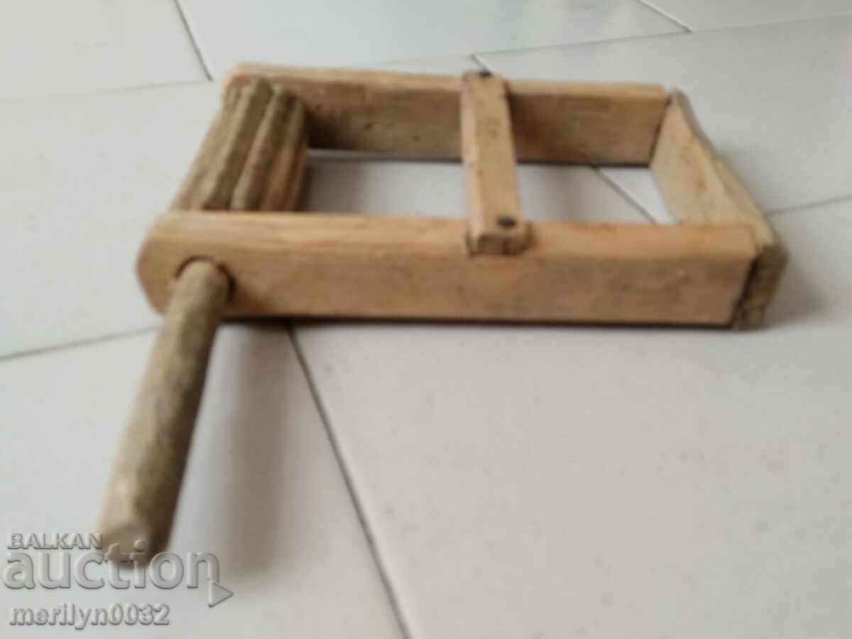 Ξύλινο παιδικό παιχνίδι κουδουνίστρα με τιμή 43.00 BGN | € 21.99