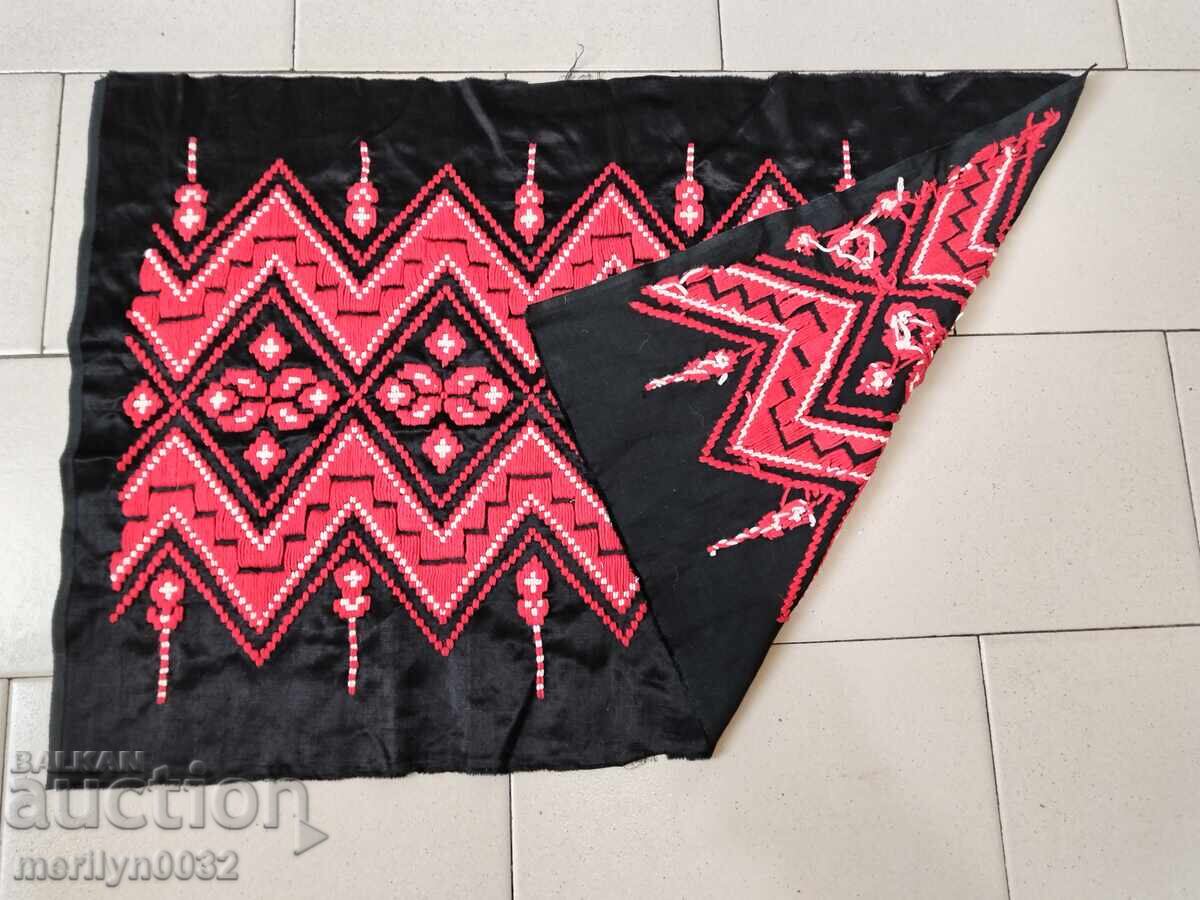 Κέντημα για μαξιλαροθήκη κοστουμιών με τιμή 43.00 BGN | € 21.99