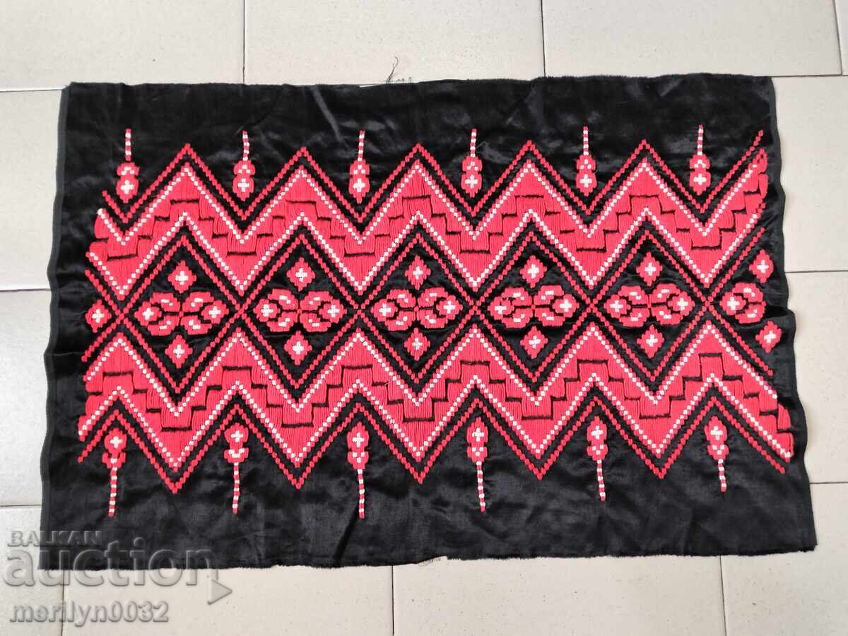 Κέντημα για μαξιλαροθήκη κοστουμιών