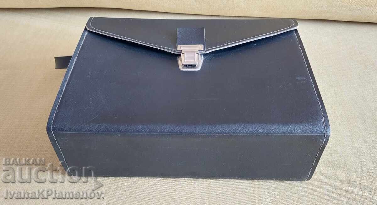 Τσαντάκι δερμάτινο ρετρό για γνώστες με τιμή 30.00 BGN | € 15.34