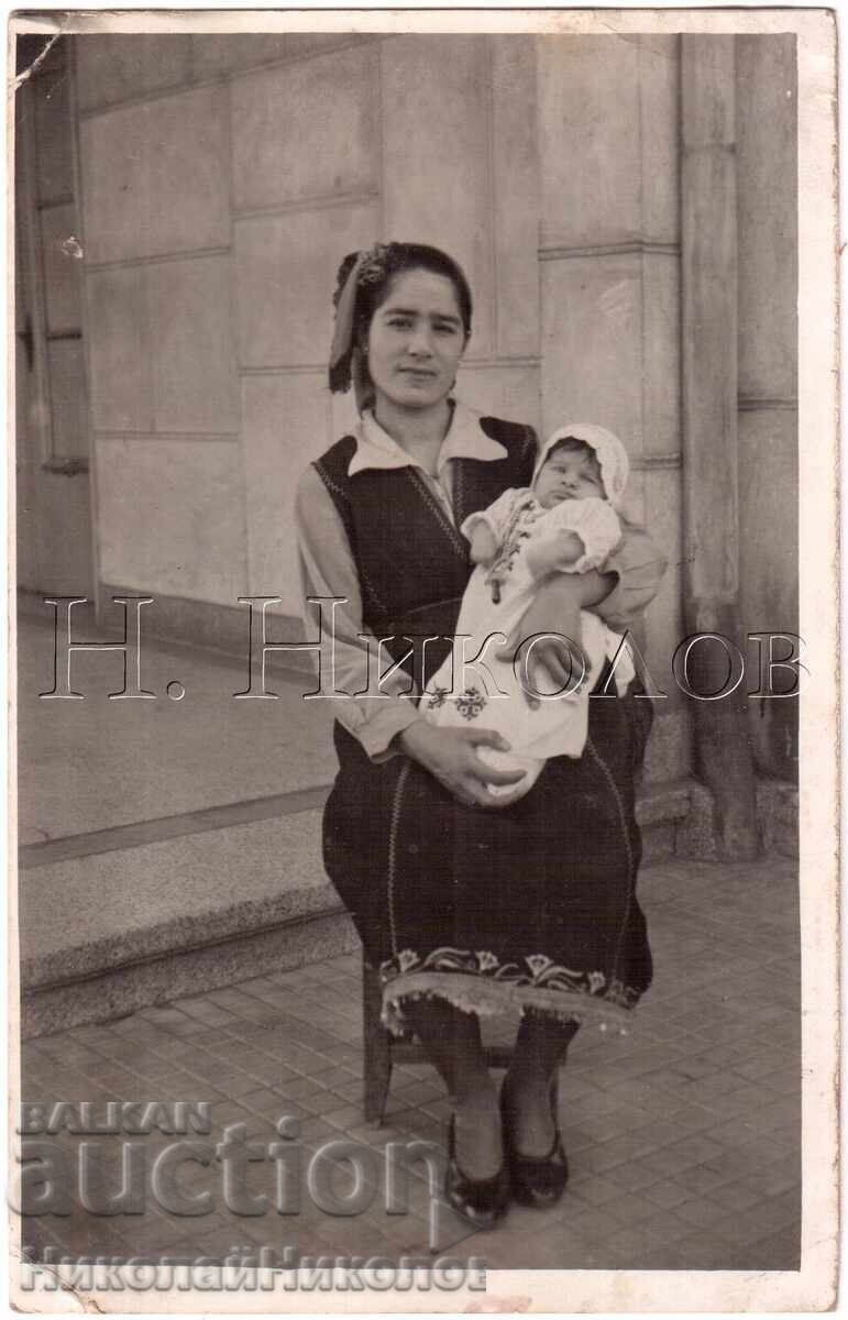 ΠΑΛΙΑ ΦΩΤΟΓΡΑΦΙΑ ΜΗΤΕΡΑ ΜΕ ΜΩΡΟ ΛΑΪΚΗ ΦΟΡΕΣΙΑ Ε004