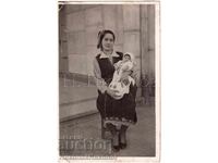 FOTOGRAFIE VECHE MAMĂ CU BEBELUȘ COSTUM POPULAR E004