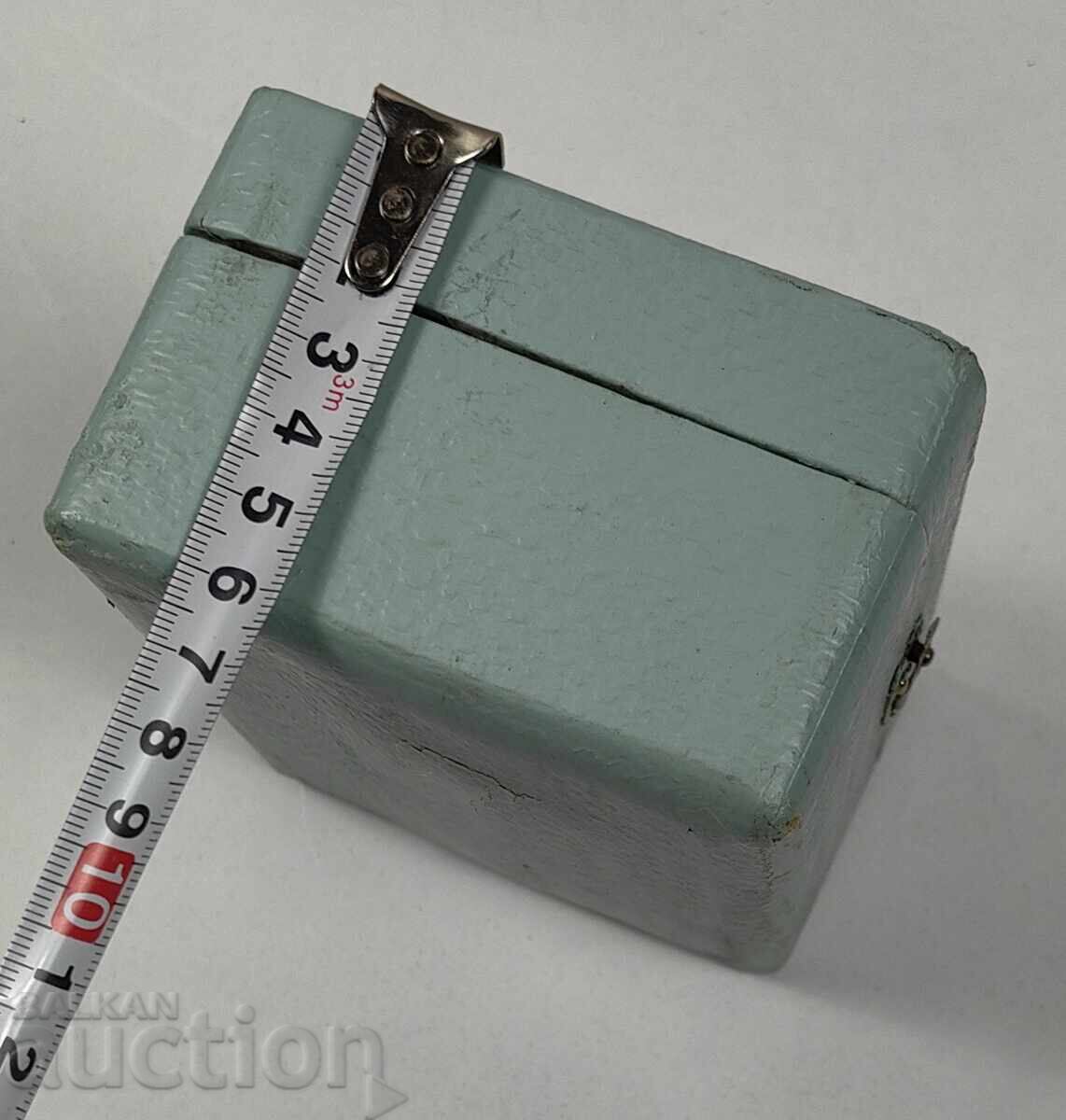 Livrarea Cutie veche de bijuterii de 100 de ani