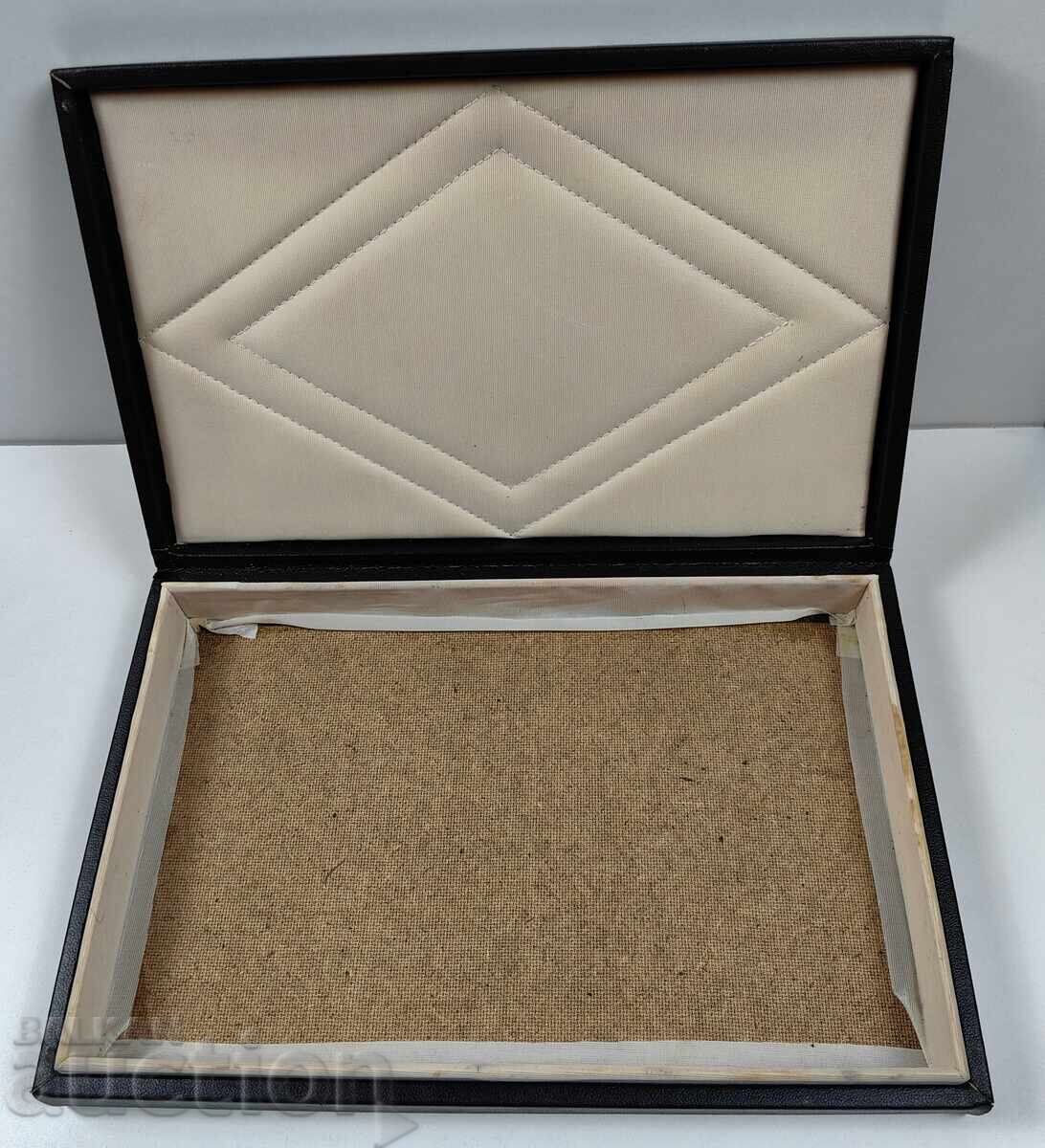 ΜΕΓΑΛΟ ΠΑΛΙΟ ΣΟΣΙΑΛΙΣΤΙΚΟ ΚΟΥΤΙ