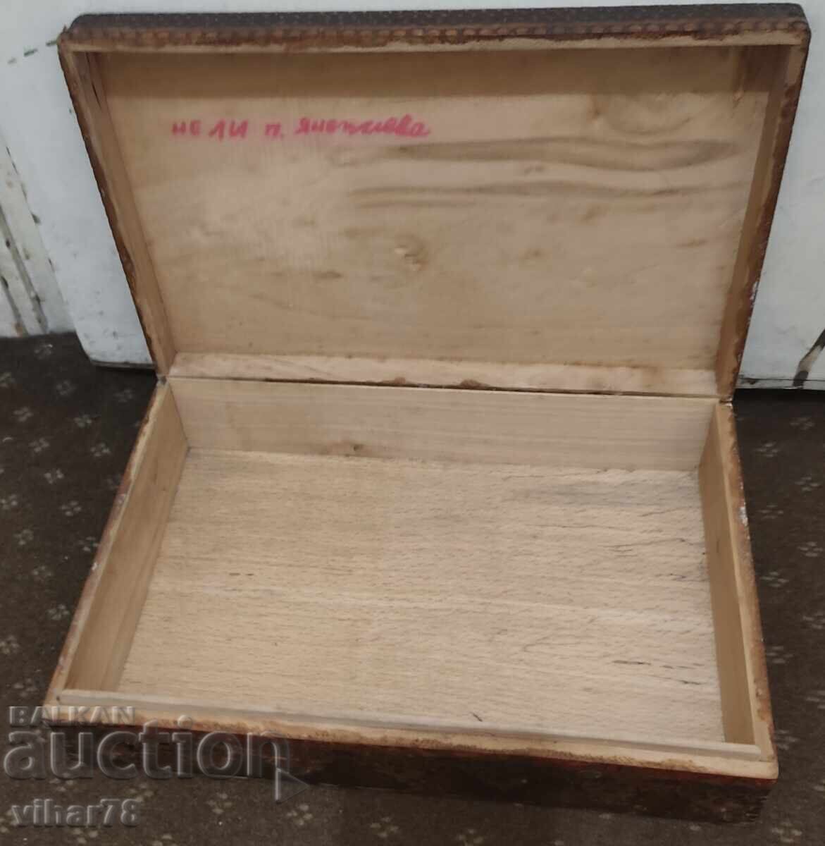 Livrarea CUTIE DE LEMN