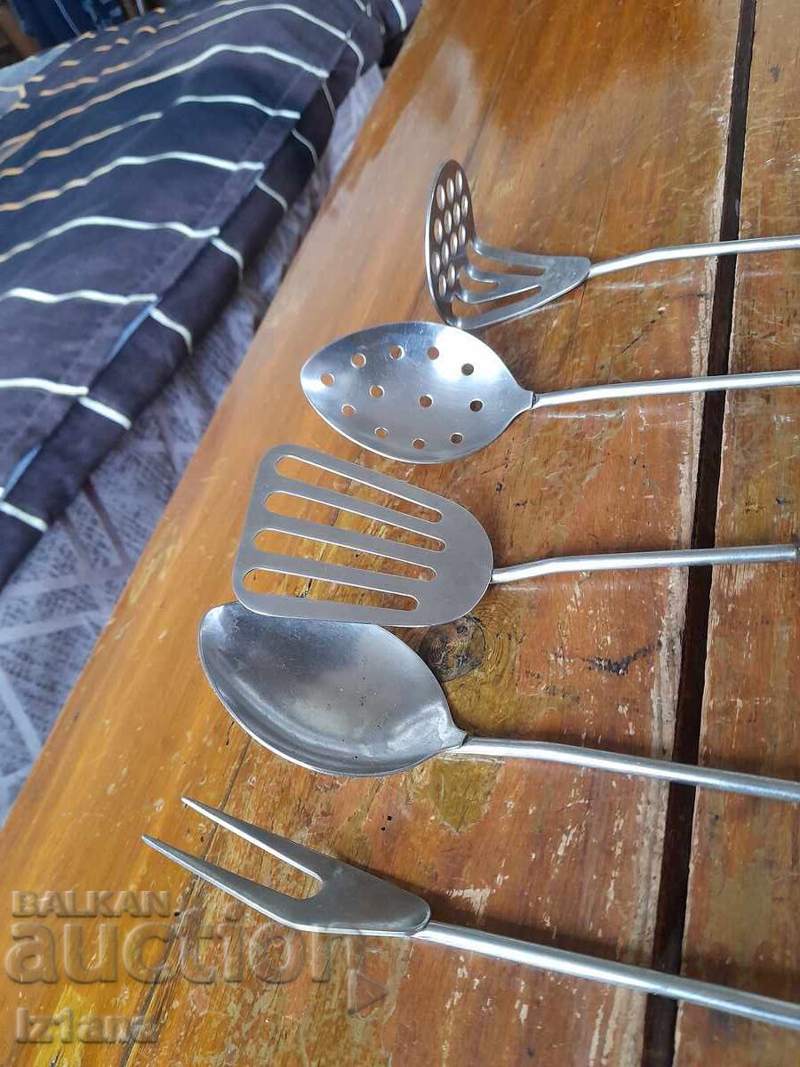 Σετ κουζινικών εργαλείων, μαχαιροπίρουνα με τιμή 62.00 BGN | € 31.70 Σετ κουζινικών εργαλείων, μαχαιροπίρουνα με τιμή 62.00 BGN | € 31.70