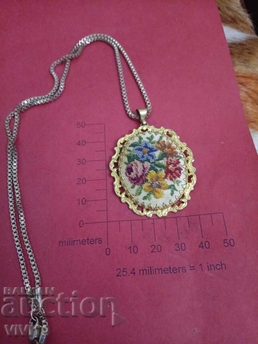 Старинно колие, ръчно бродирано