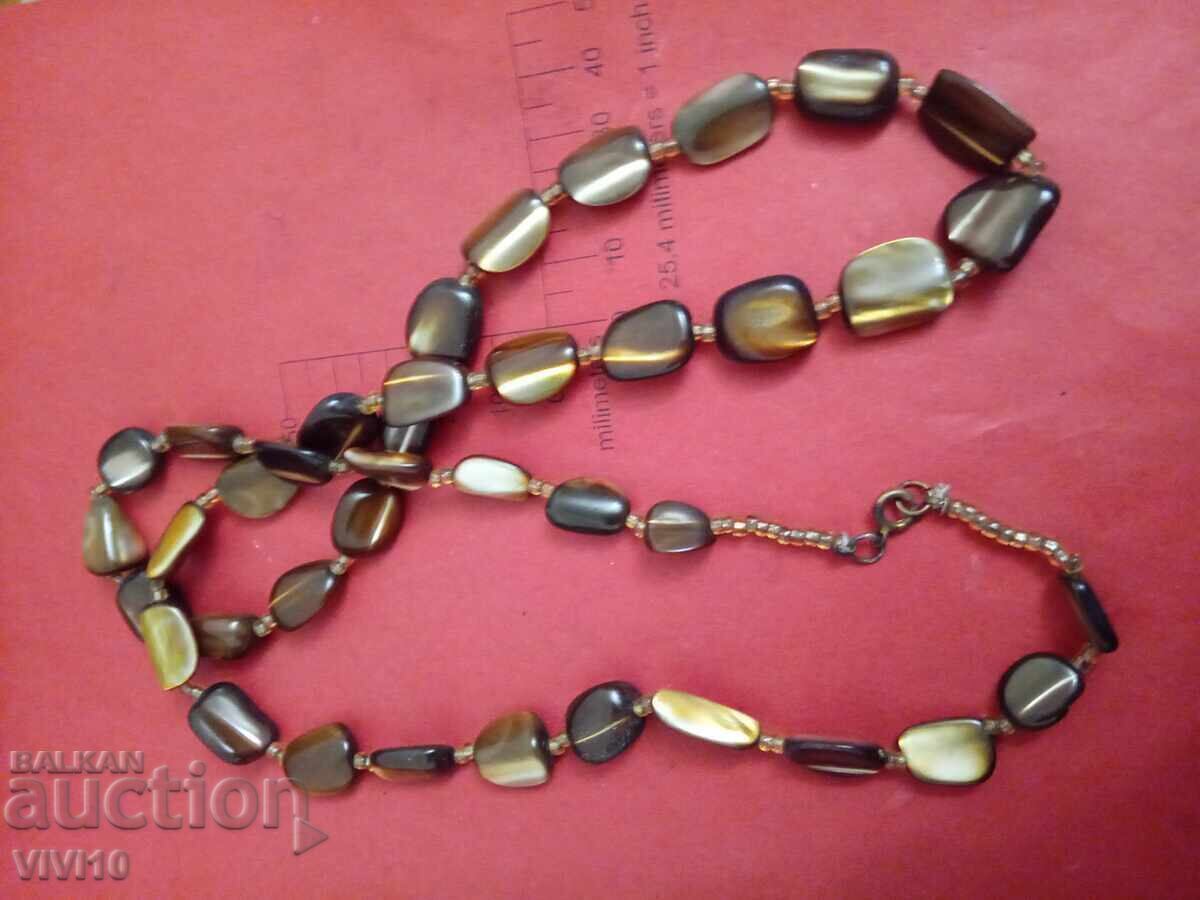 Colier vechi cu sidef cu preț 50.00 BGN | € 25.56 Colier vechi cu sidef cu preț 50.00 BGN | € 25.56