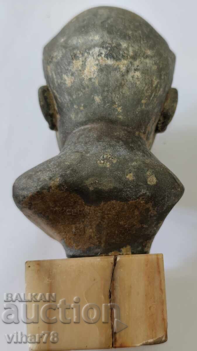 Delivery of Bust of Lenin