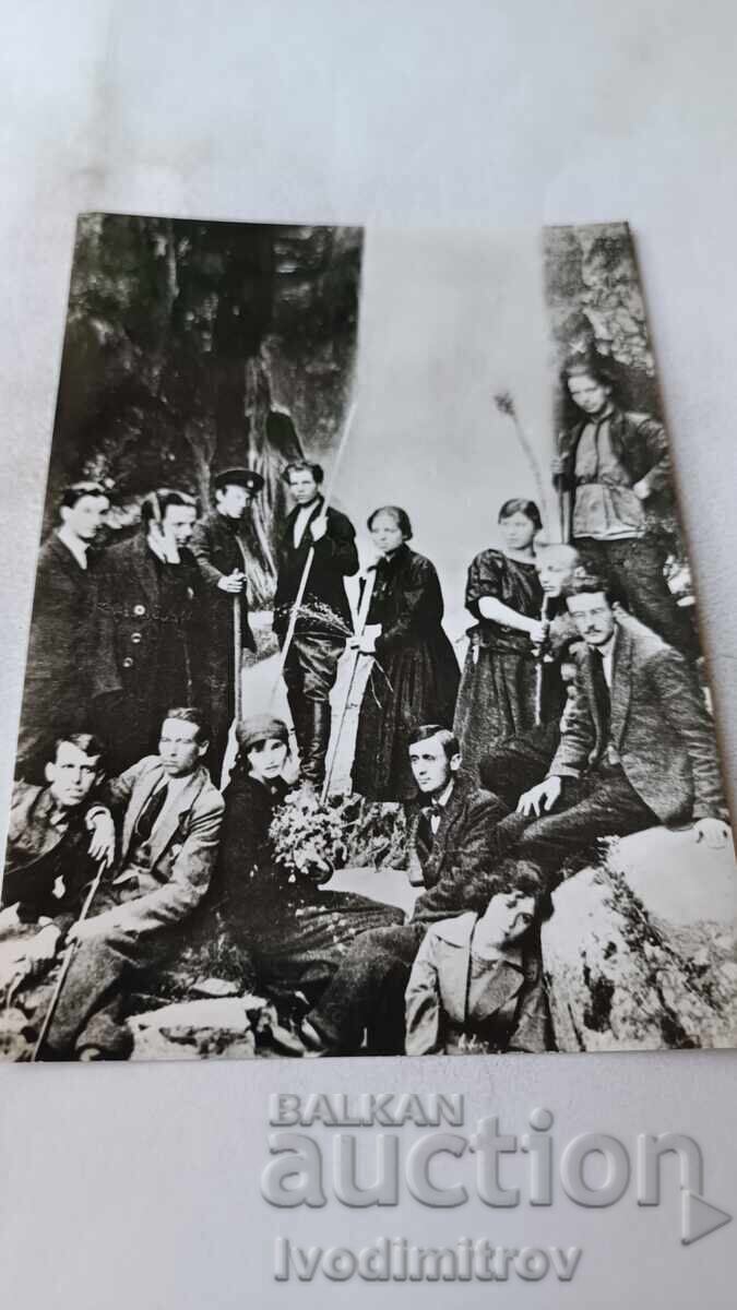 P. K. Khristo Smirnenski în excursie cu tinerii comuniști lângă cascadă