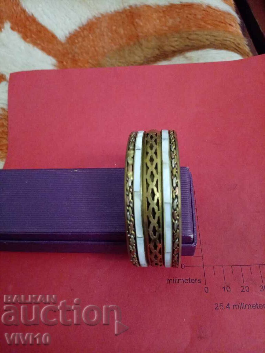 Bratara antica cu sidef cu preț € 15.00 | 29.34 BGN Bratara antica cu sidef cu preț € 15.00 | 29.34 BGN