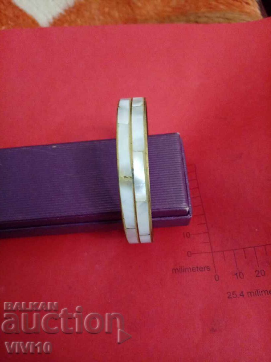 Antique bracelet with mother of pearl with price 30.00 BGN | € 15.34