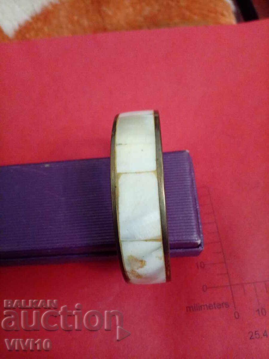Bratara antica cu sidef cu preț 30.00 BGN | € 15.34