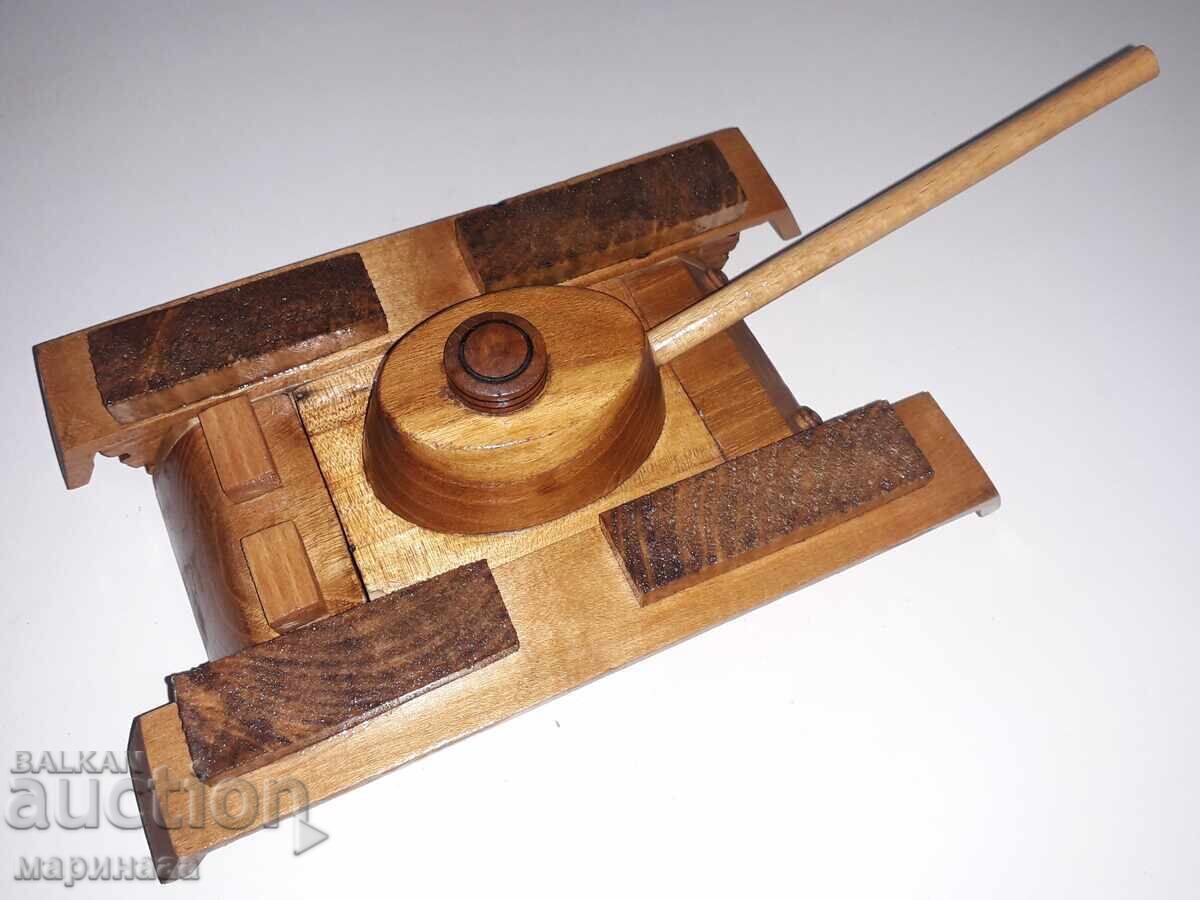 MODEL VECHI - CUTIE ''TANK''. LEMN cu preț 20.00 BGN | € 10.23