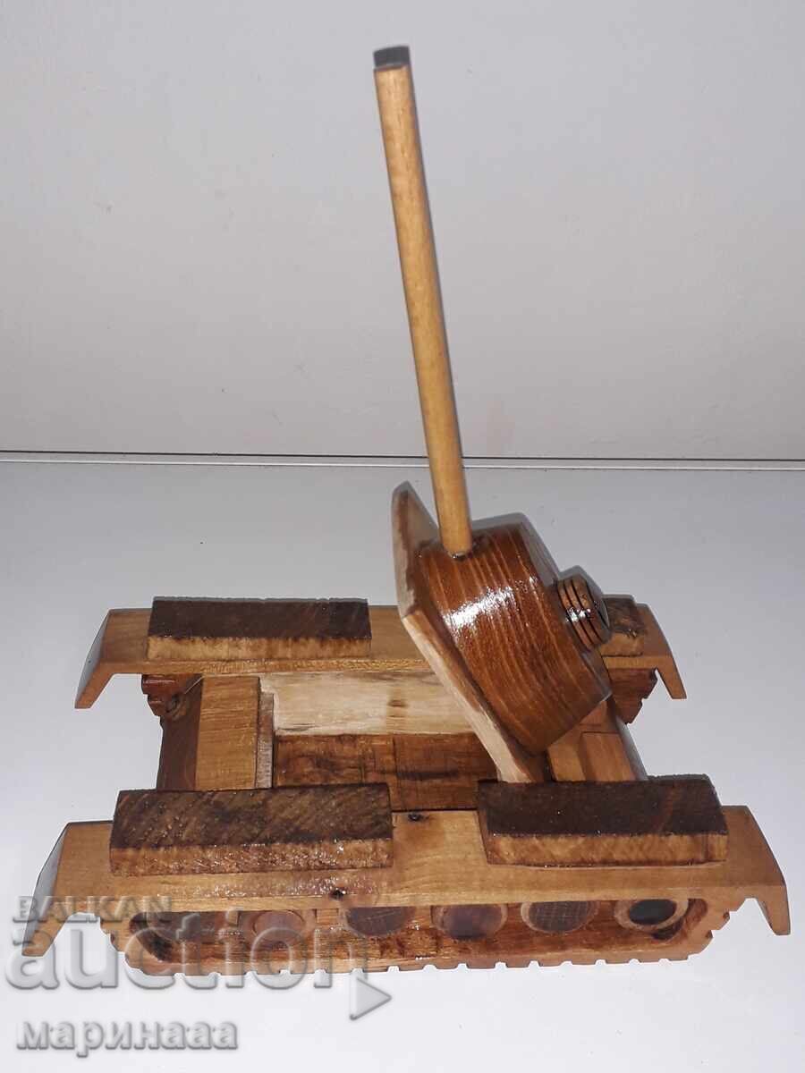 Licitație MODEL VECHI - CUTIE ''TANK''. LEMN Licitație MODEL VECHI - CUTIE ''TANK''. LEMN